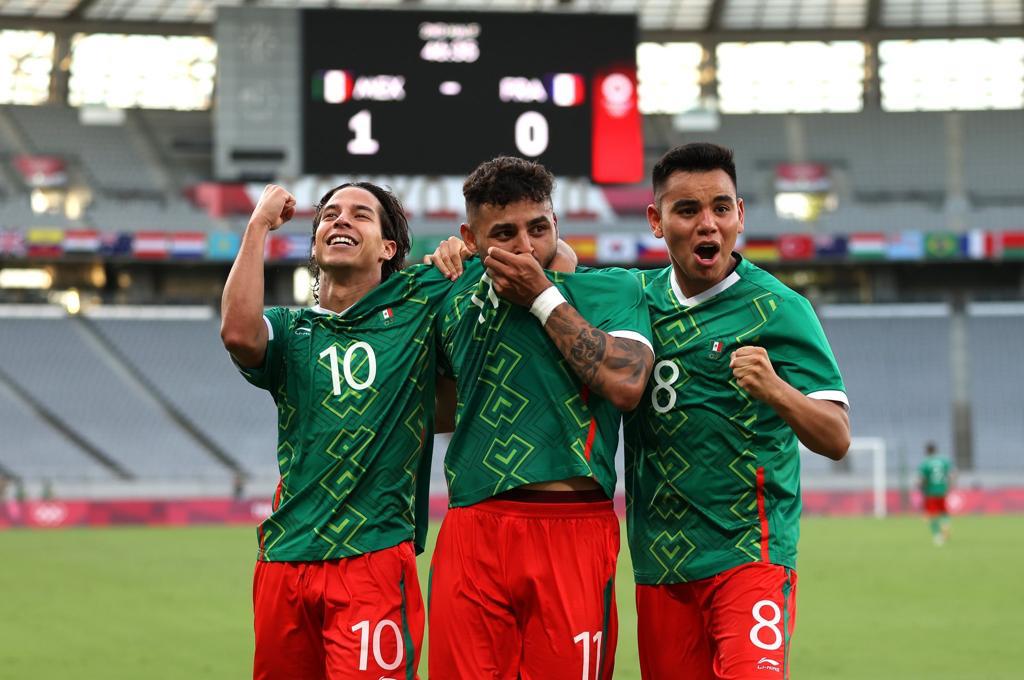 Festejo de Diego Lainez (izq.) Alexis Vega (der.) y Charly Rodríguez (der.) tras golear a Francia en Tokio 2020. Foto: Selección Mexicana
