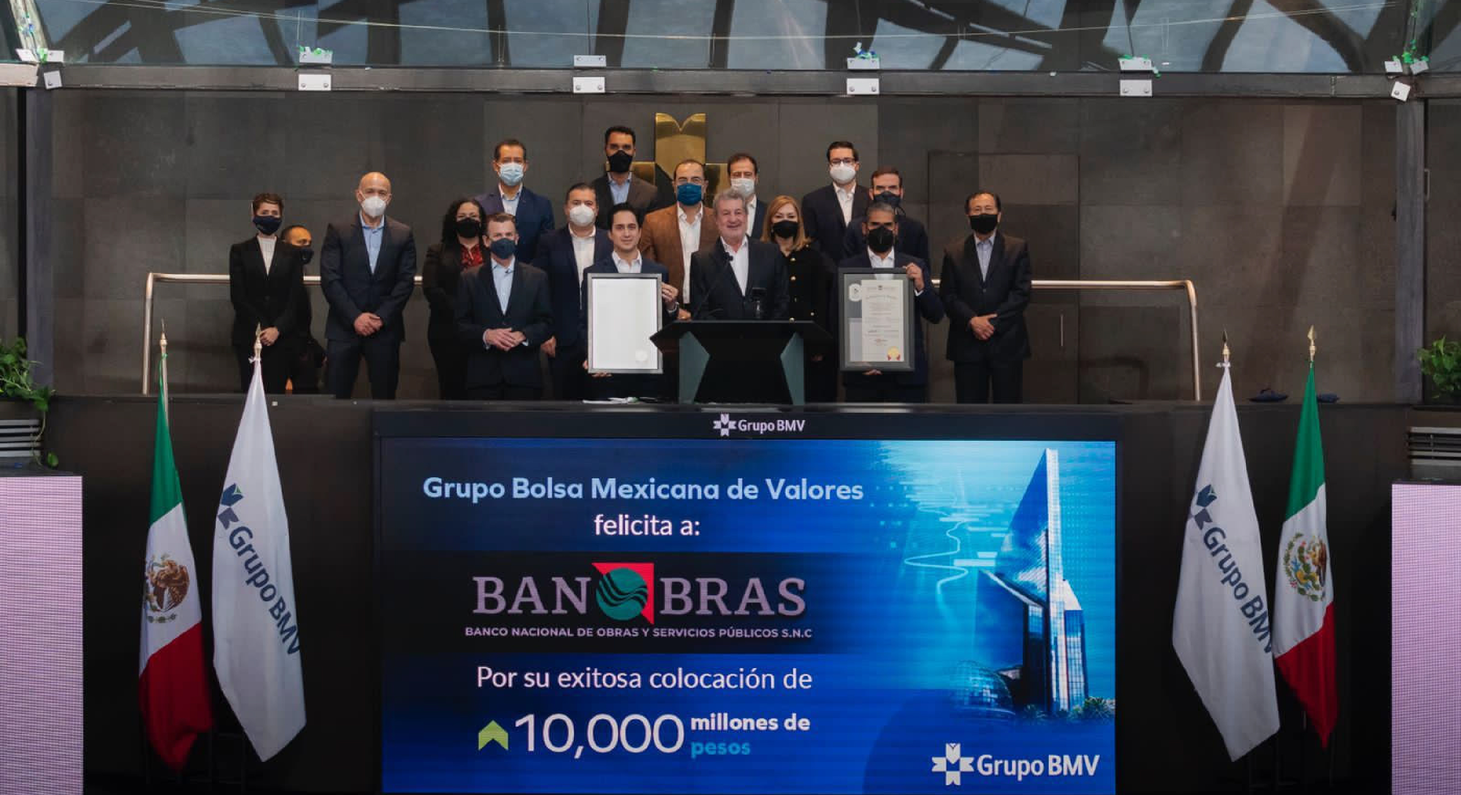 El Director de Banobras, Jorge Mendoza Sánchez, dio el timbrazo en la Bolsa Mexicana de Valores, al colocar cuatro bonos por 10 mil millones de pesos. 