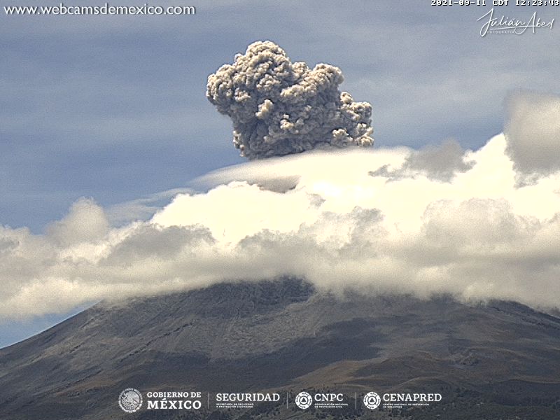 En las últimas 24 horas, mediante los sistemas de monitoreo del volcán Popocatépetl se identificaron 181 exhalaciones, dos explosiones, 368 minutos de tremor y dos sismos volcanotectónicos. 