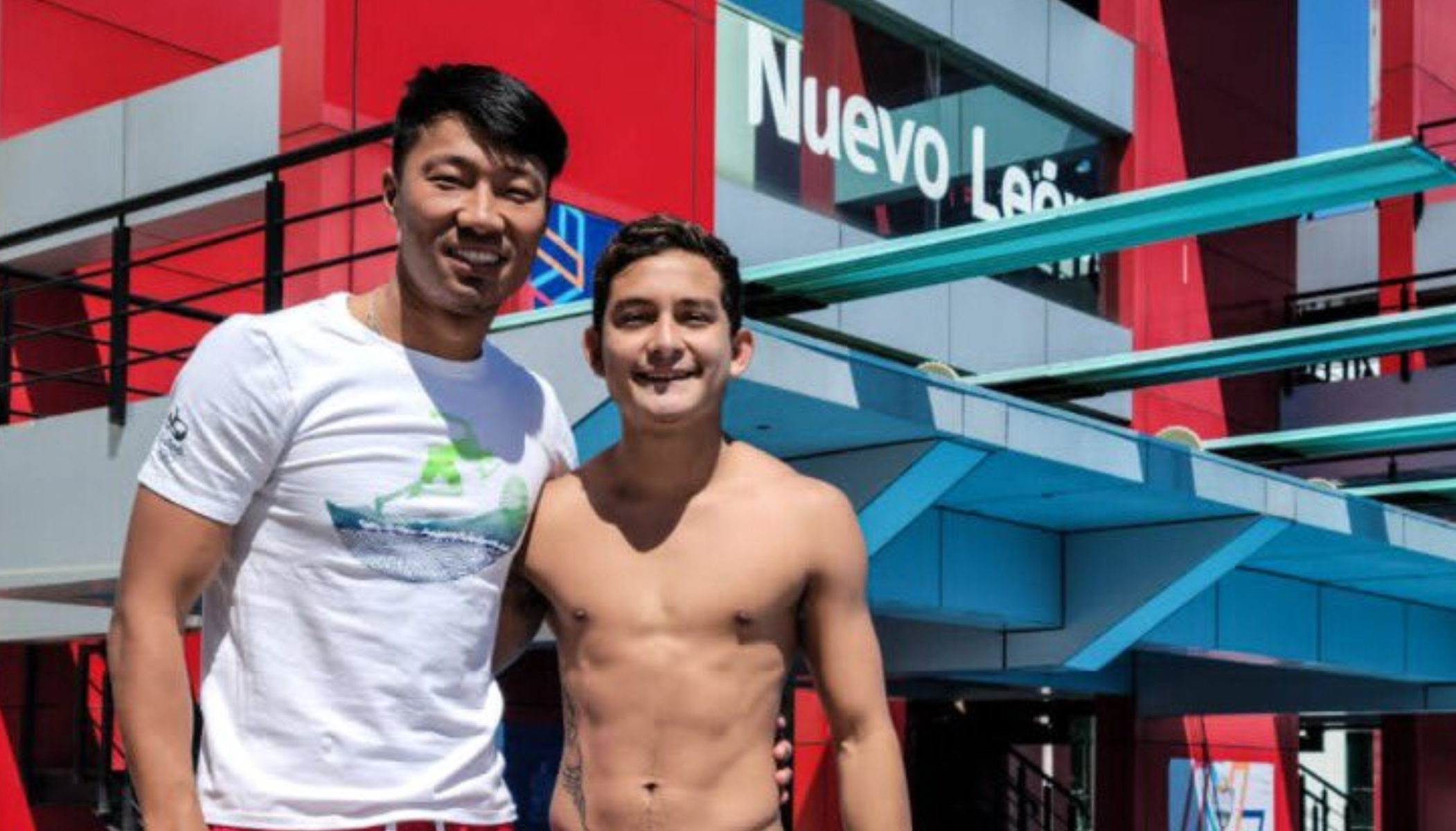 Clavadista Kevin Berlín Reyes (der.) clavadista olímpico mexicano con su nuevo entrenador Shi Qingyang. Cortesía
