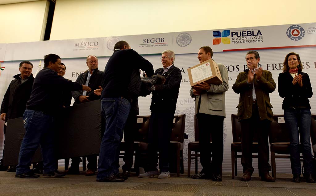 La Secretaría de Comunicaciones y Transportes, entregó en 49 municipios de Puebla y Michoacán, cerca de 150 mil productos como despensas, cobertores y colchonetas, con el fin de proteger a las personas de escasos recursos.