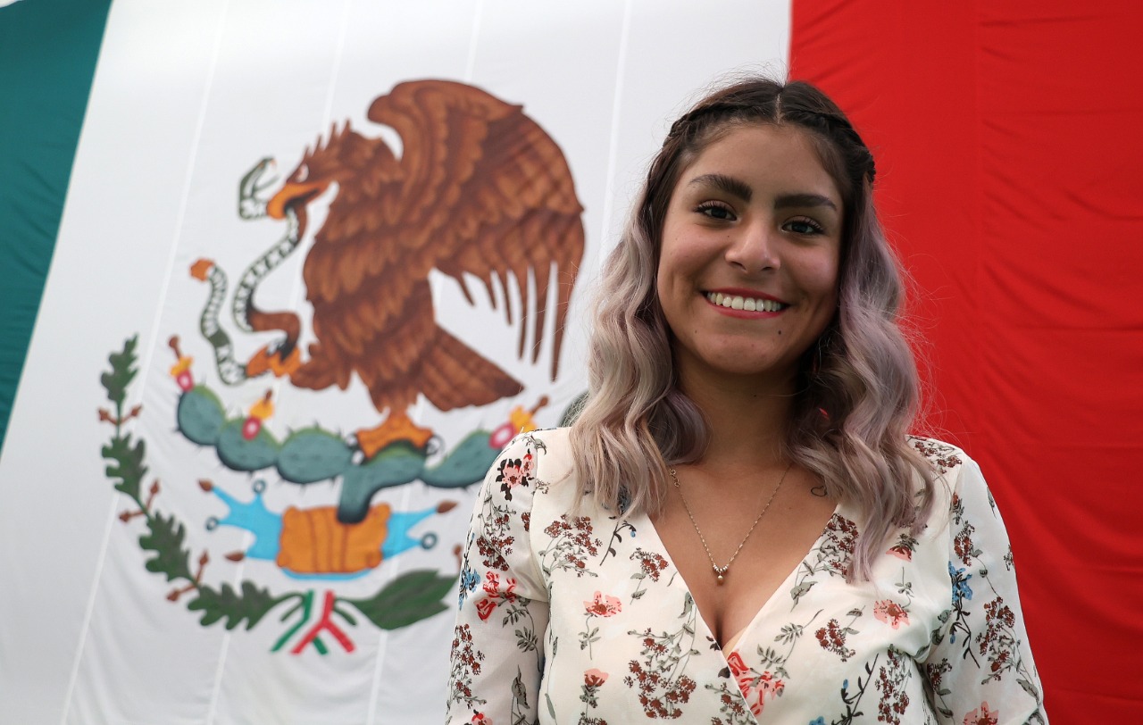Sofía Ramos, marchista nacional juvenil, posa con la bandera de México en Villas Tlalpan. CONADE
