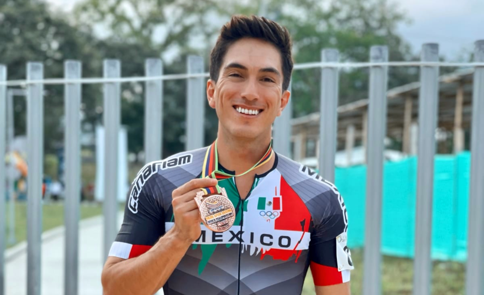 Jorge Luis Martínez Morales, patinador mexicano, celebra con la medalla de bronce. CONADE
