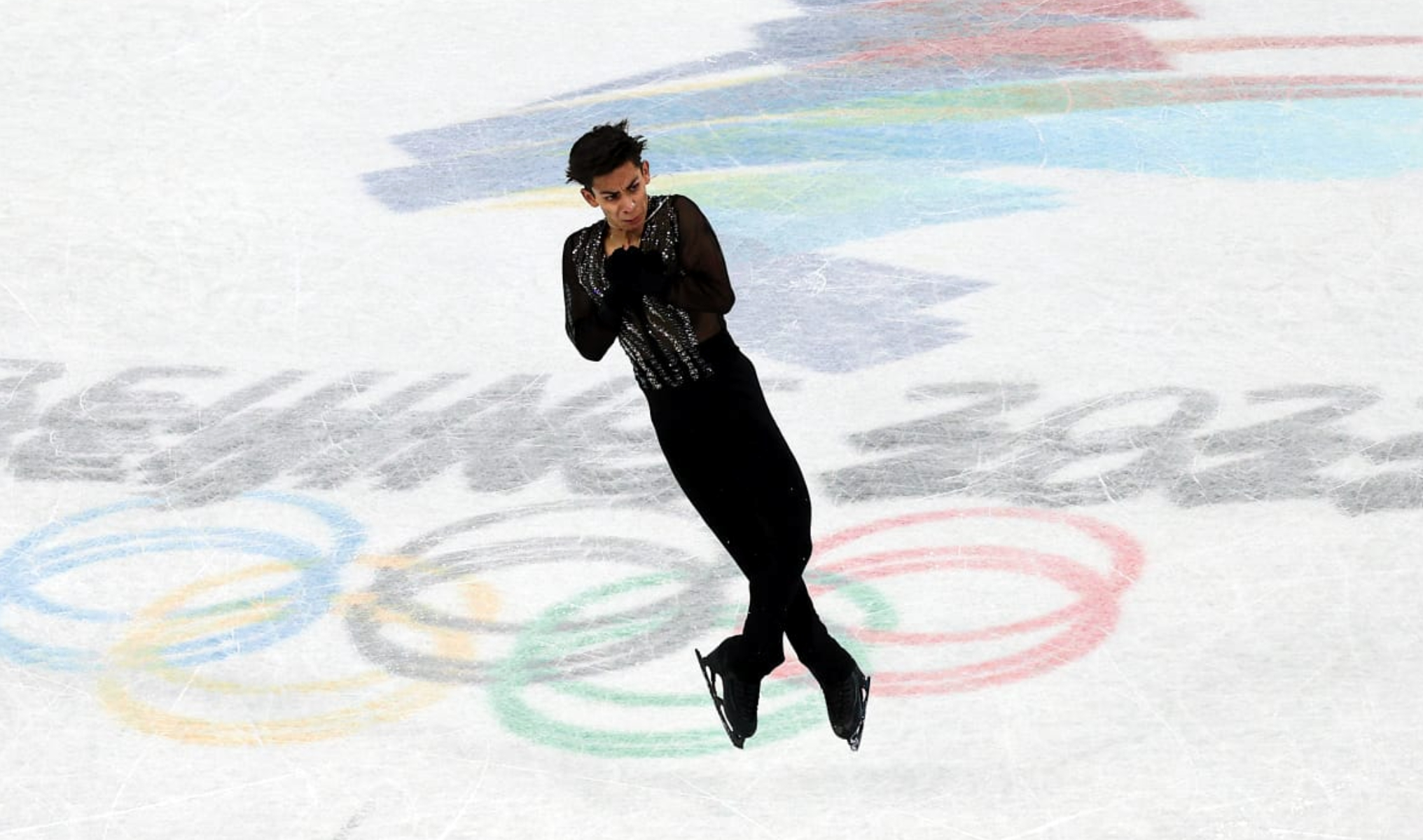 Donovan Carrillo, durante la ejecución de un salto cuádruple en la Final del patinaje artístico sobre hielo en Beijing 2022. Cortesía
