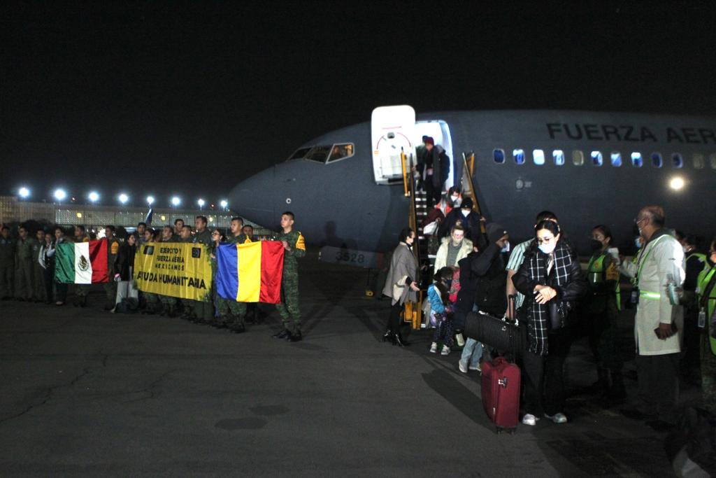 Avión de la Fuerza Aérea Mexicana arribó a México con 81 personas evacuadas de Ucrania: Ebrard