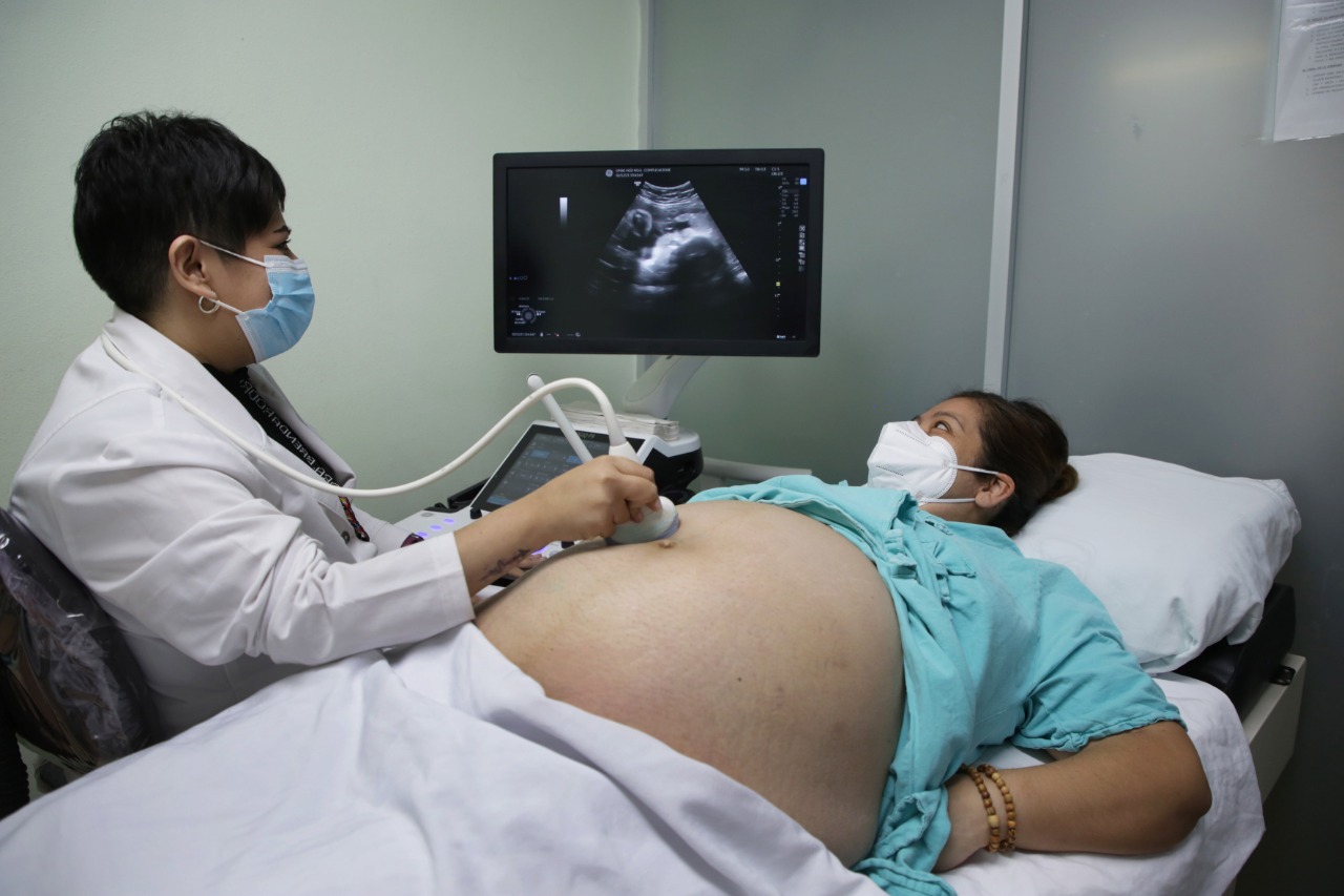 Mujer embarazada en ultrasonido en el IMSS.