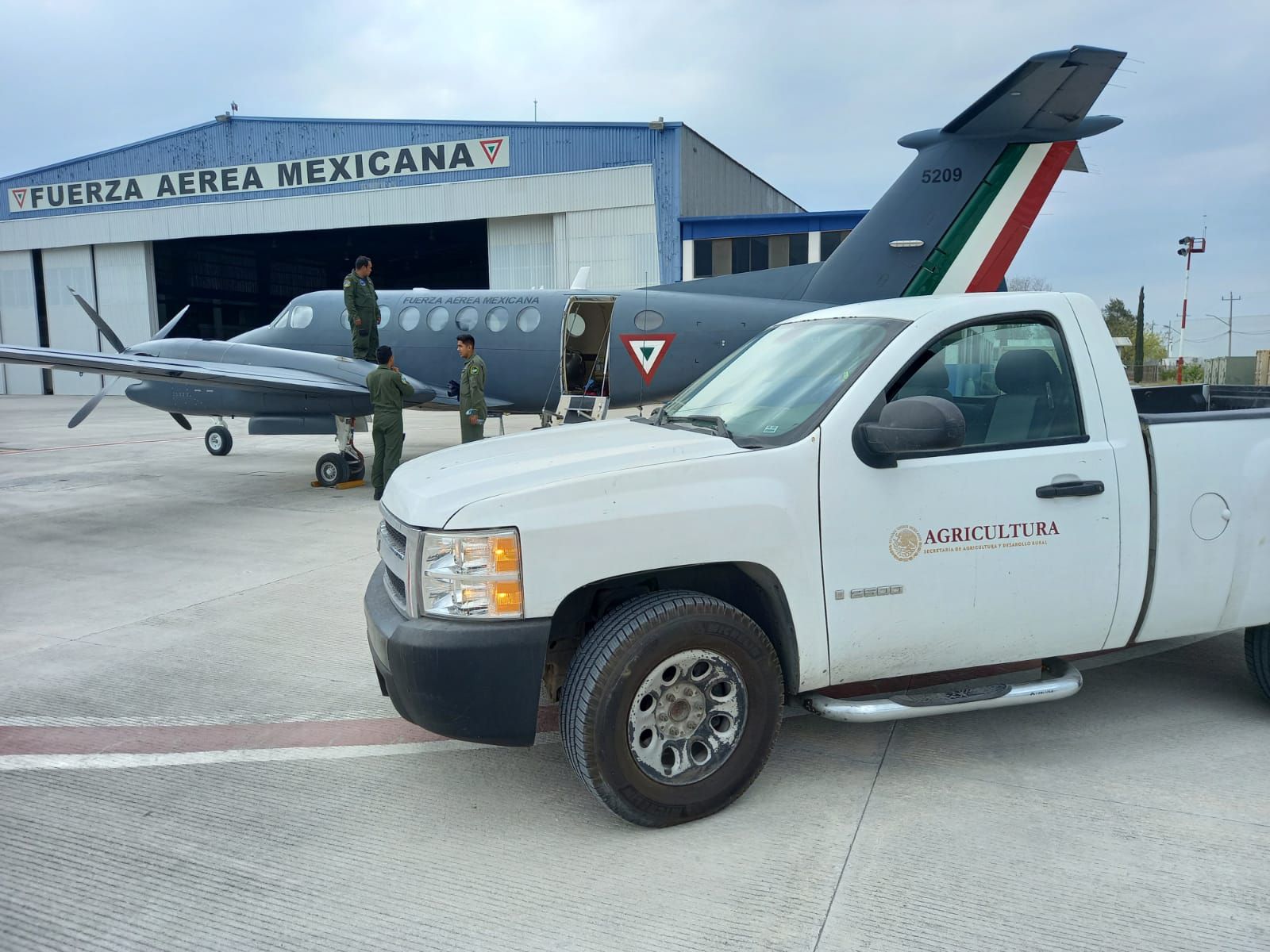 La Fuerza Aérea Mexicana incorporó dos aeronaves más en el proyecto de estimulación –el cual emplea tecnología amigable 
con el ambiente—, y que estarán disponibles hasta que termine la temporada de lluvias.