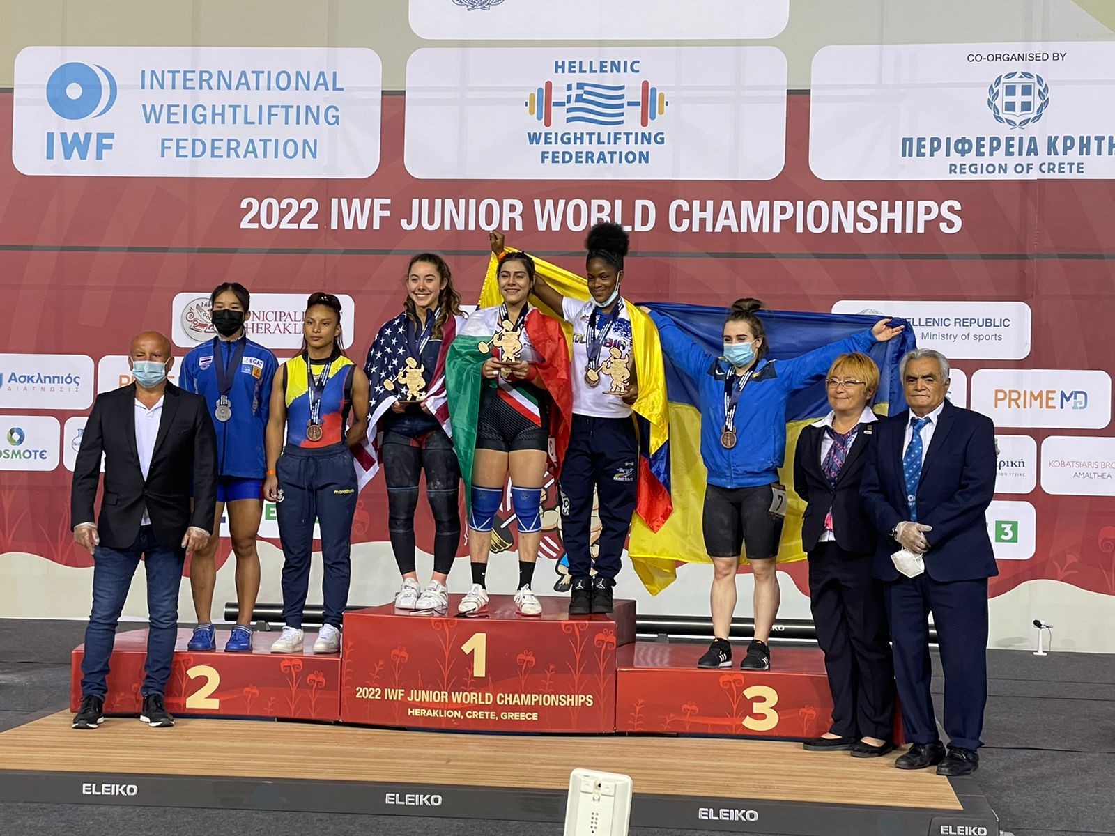Daphne Guillen Vázquez, luce en el podio, tras dos medallas doradas en el Campeonato Mundial de Pesas Sub-20. Cortesía
