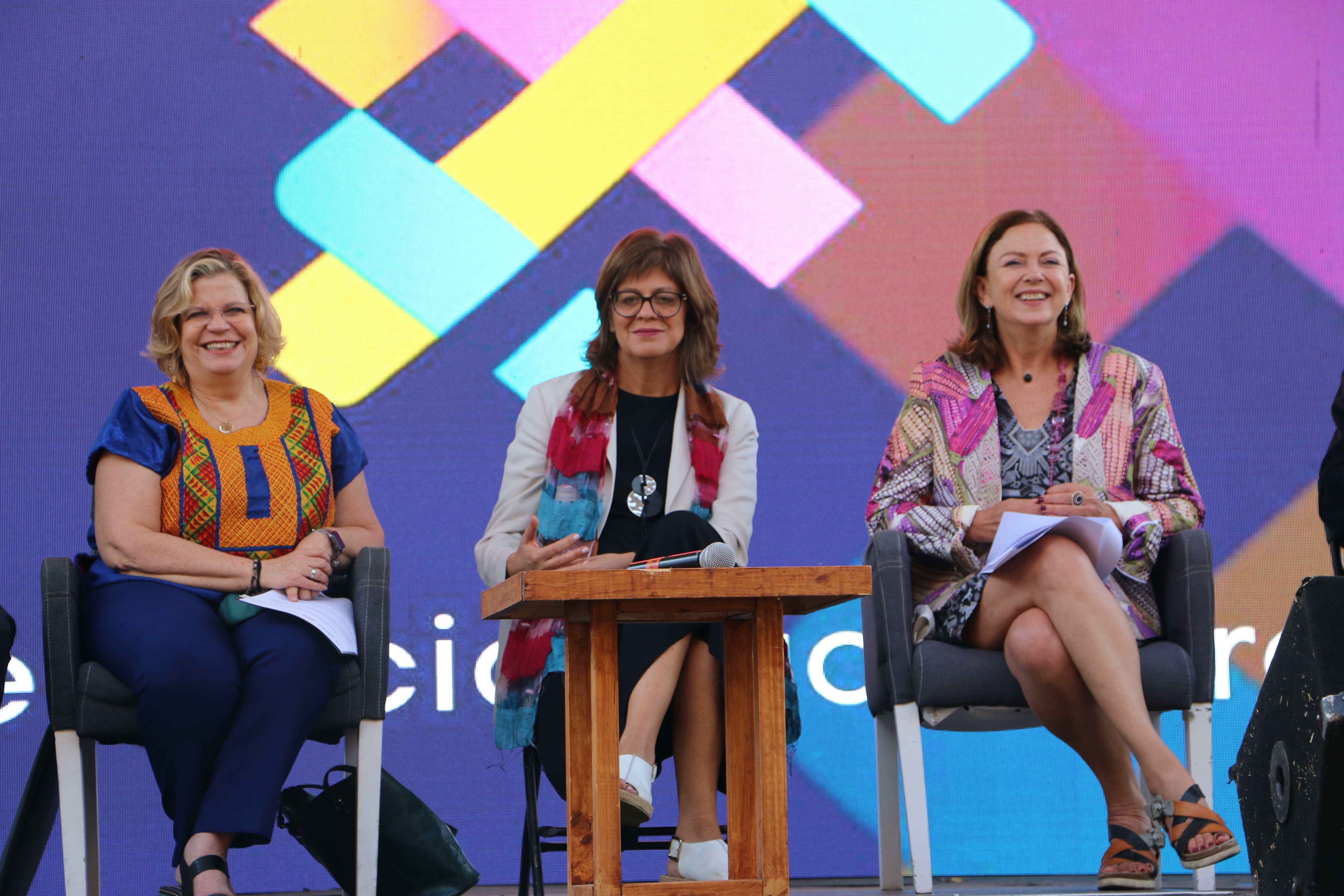 Fotografía del conferencia en la UNAM de izquierda a derecha; Nadine Gasman, Karina Batthyány y Ana Güezmes 