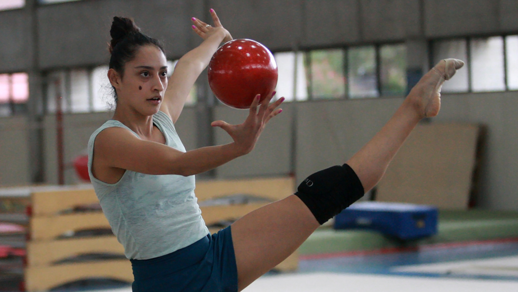Karla Díaz, seleccionada nacional de gimnasia rítmica durante sus entrenamientos en el CNAR. CONADE
