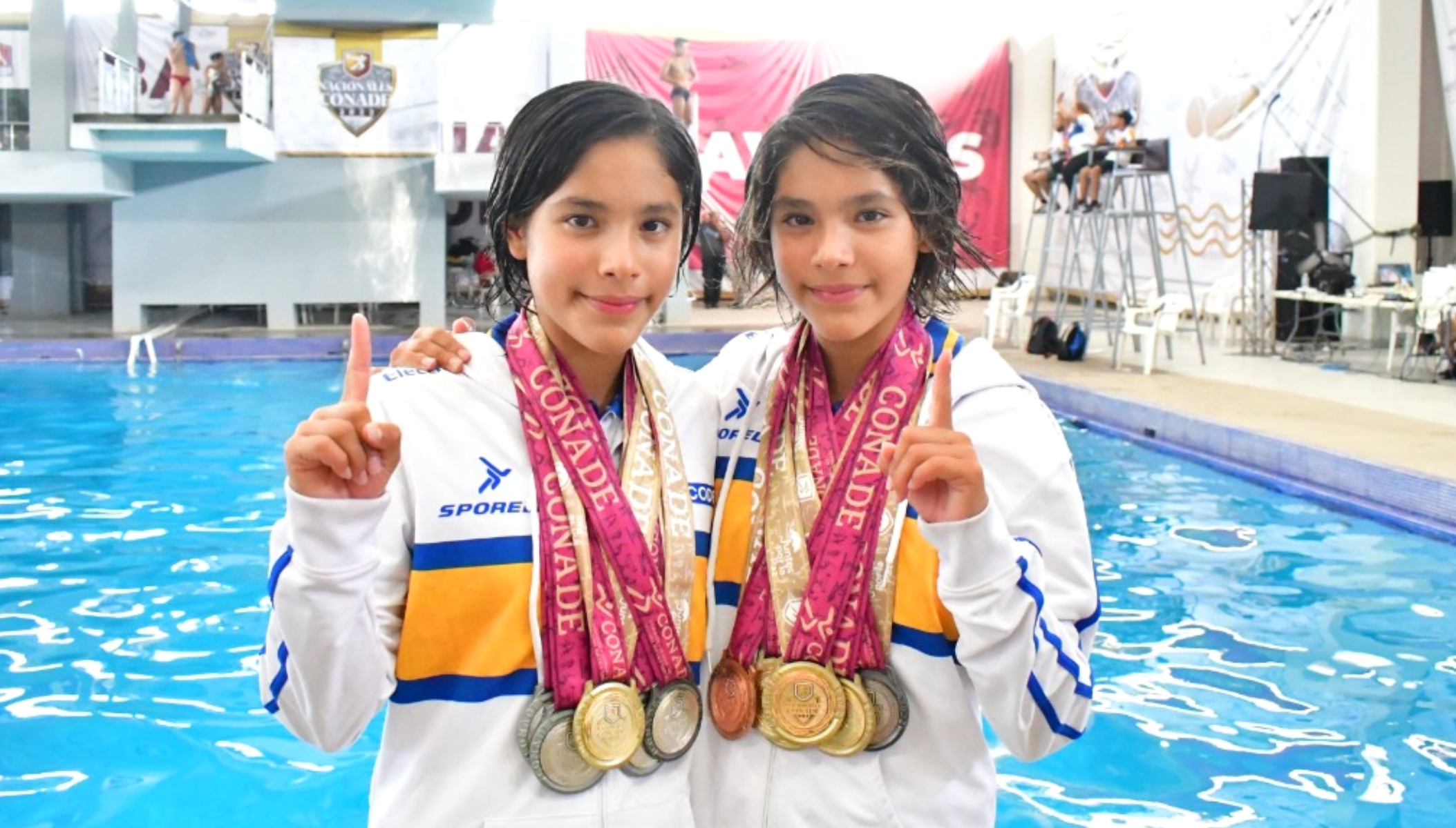 Gemelas Mía (izq.) y Lía (der.) Cueva, muestran sus 14 medallas logradas en Nacionales CONADE 2022. CONADE
