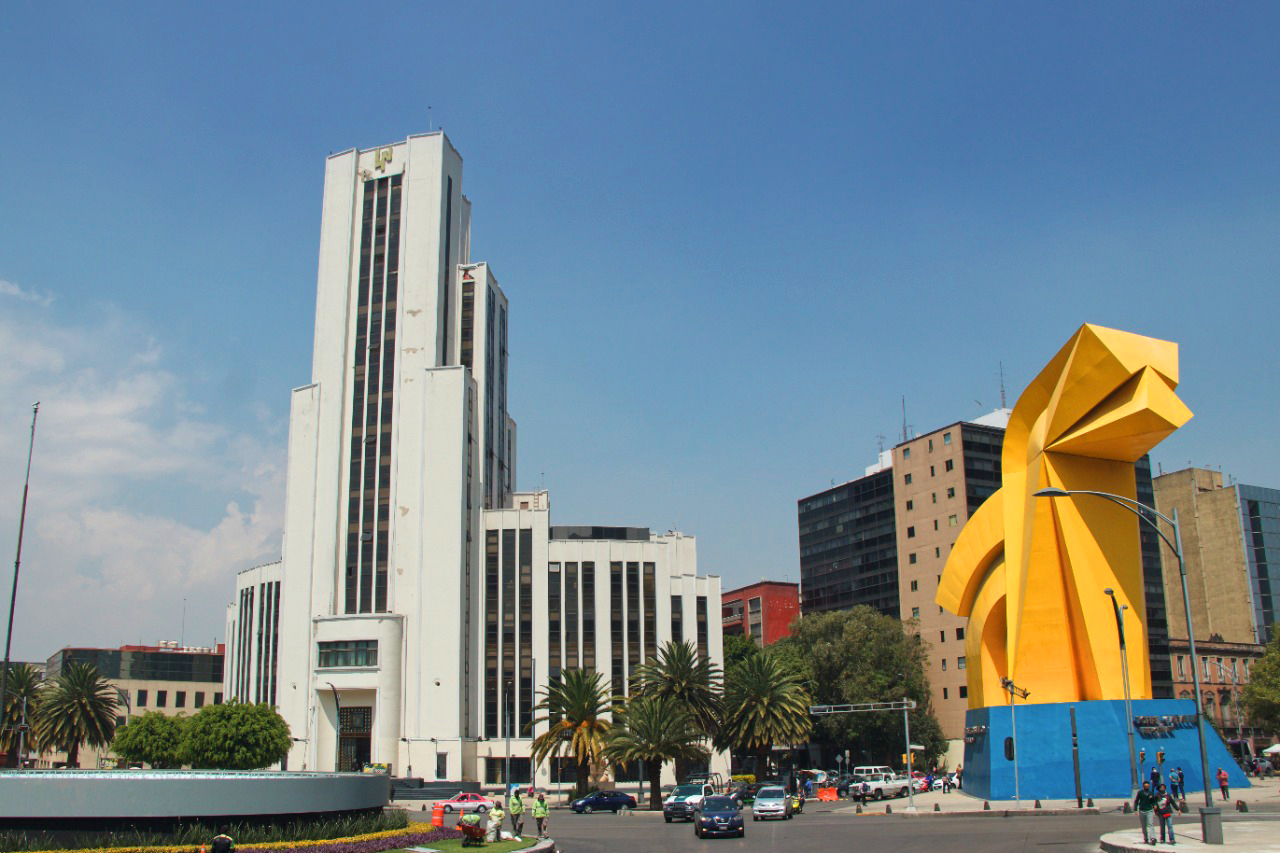 Fotografía del edificio El Moro, sede de Lotería Nacional con vista donde se aprecia el caballito, escultura emblemática de Paseo de la Reforma
