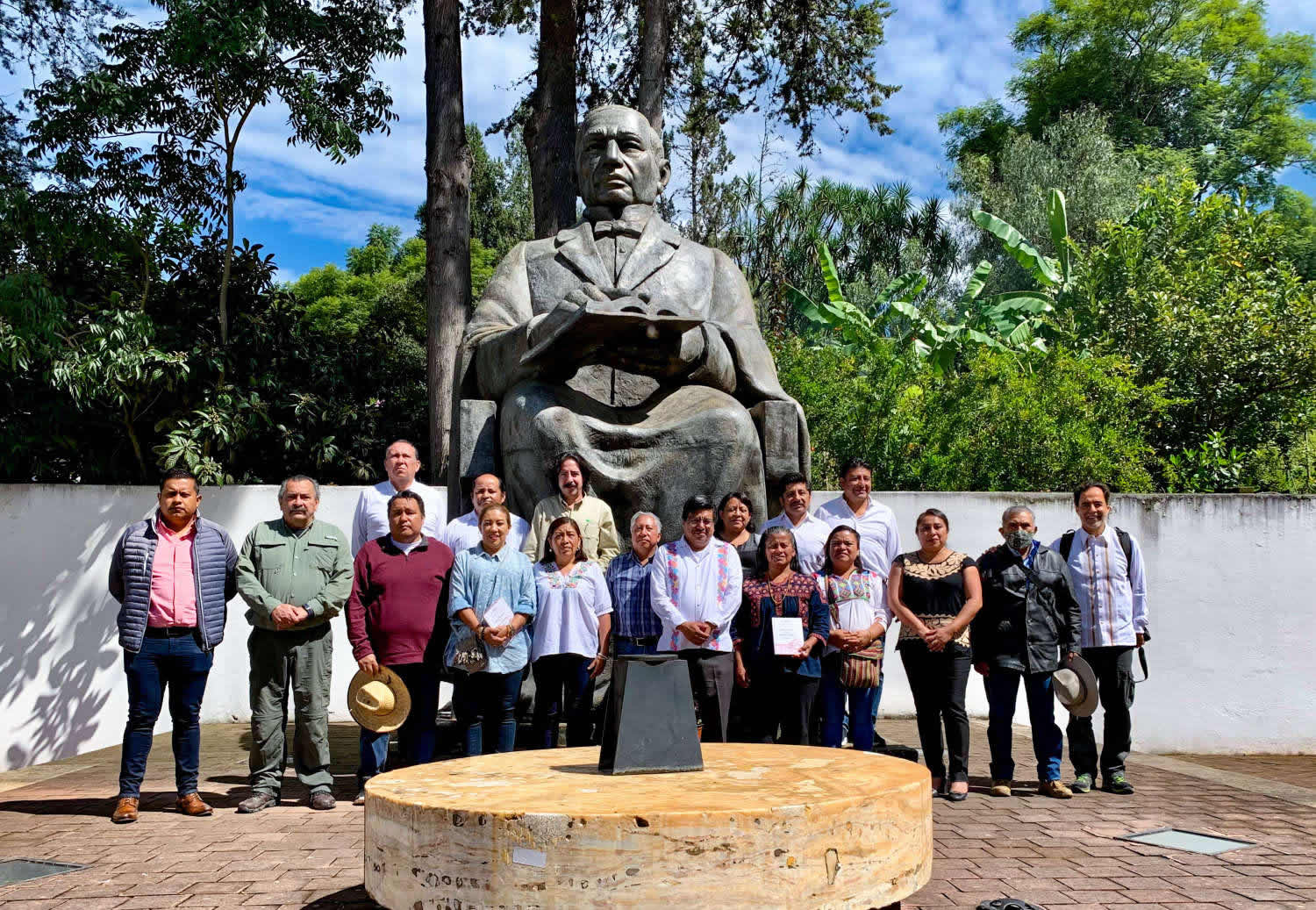 Gobierno de México y Autoridades Indígenas inician construcción del “Camino de Benito Juárez”, como un homenaje cívico a la memoria del Benemérito de las Américas.