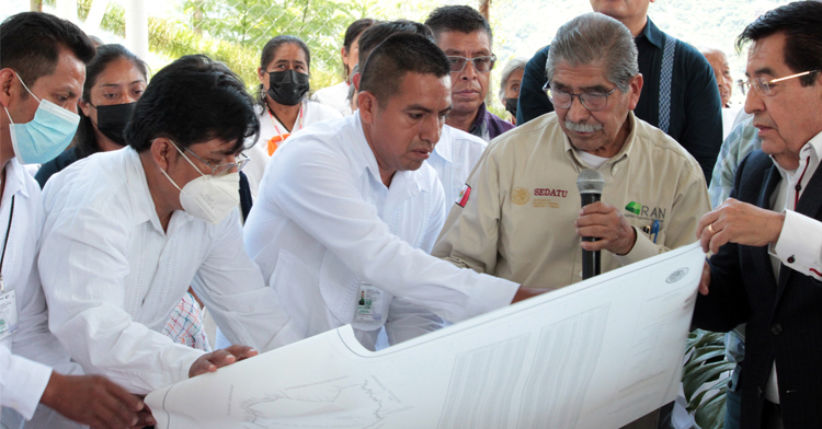 Plutarco García Jiménez, Director en Jefe del RAN, entregando carpeta básica y planos definitivos a comunidad de Yalalag.