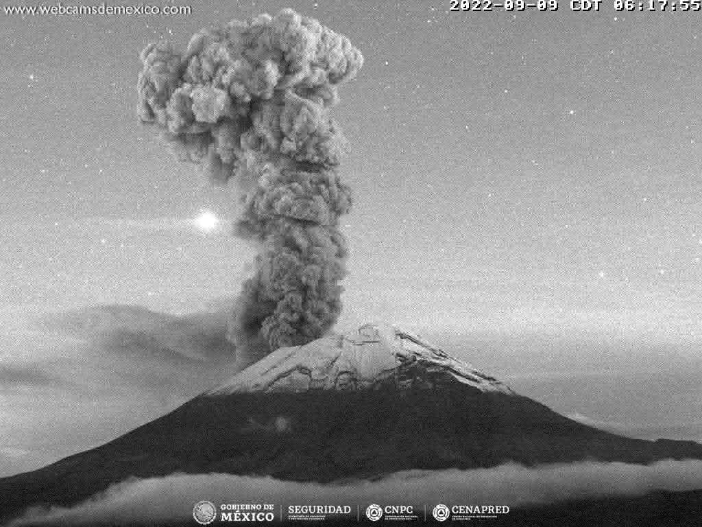 En las últimas 24 horas, mediante los sistemas de monitoreo del volcán Popocatépetl, se detectaron 70 exhalaciones, una explosión, 167 minutos de tremor y tres sismos volcanotectónicos.