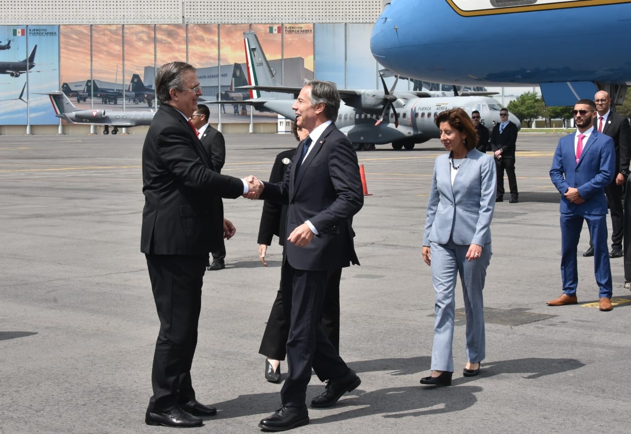 El canciller Ebrard recibió, en el Aeropuerto Internacional de Ciudad de México, al secretario Blinken y la secretaria Raimondo de EE.UU. 