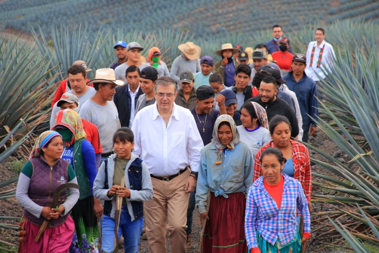 In Jalisco, Foreign Secretary Ebrard delivers solar water heaters