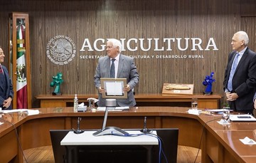La Secretaría de Agricultura le entregó un reconocimiento al doctor Daniel Téliz Ortiz, por su asesoría durante la controversia para sustentar que el aguacate mexicano no representaba riesgo para la sanidad del cultivo en Costa Rica
