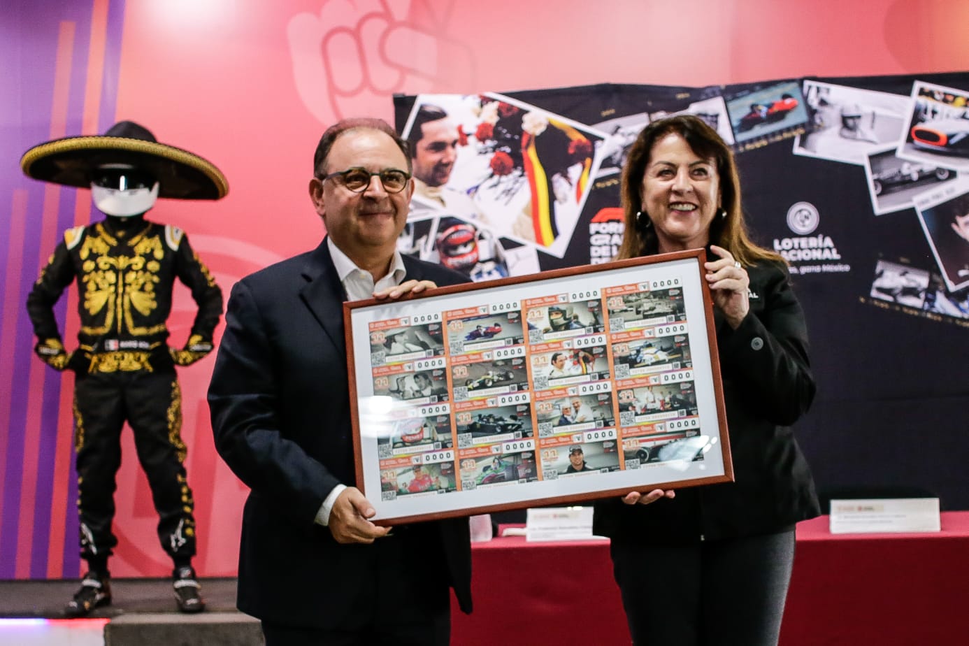 Fotografía de las autoridades que develaron el billete de los 60 años del gran premio de la ciudad de México