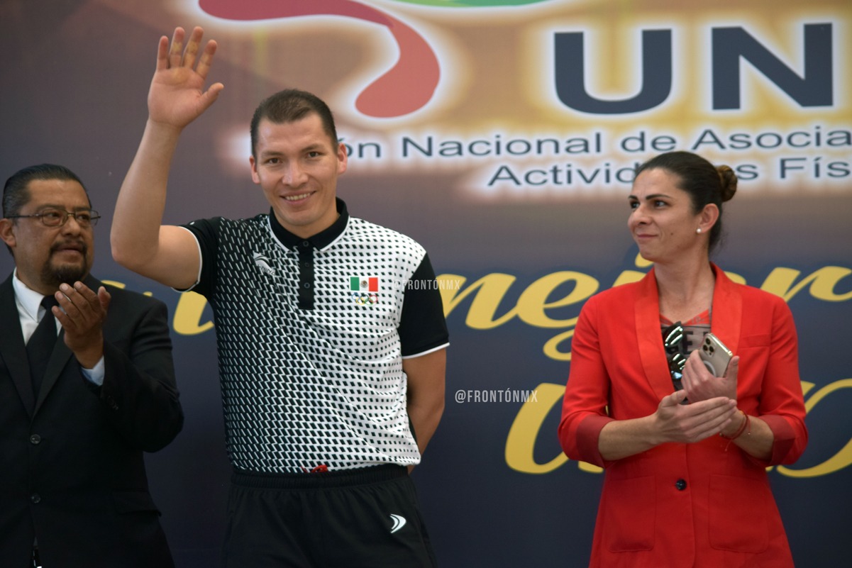 David Álvarez, campeón mundial de frontón, junto a la directora general de la CONADE, Ana Gabriela Guevara. CONADE
