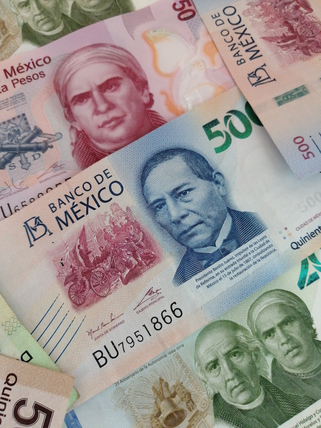 Imagen de billetes mexicanos.