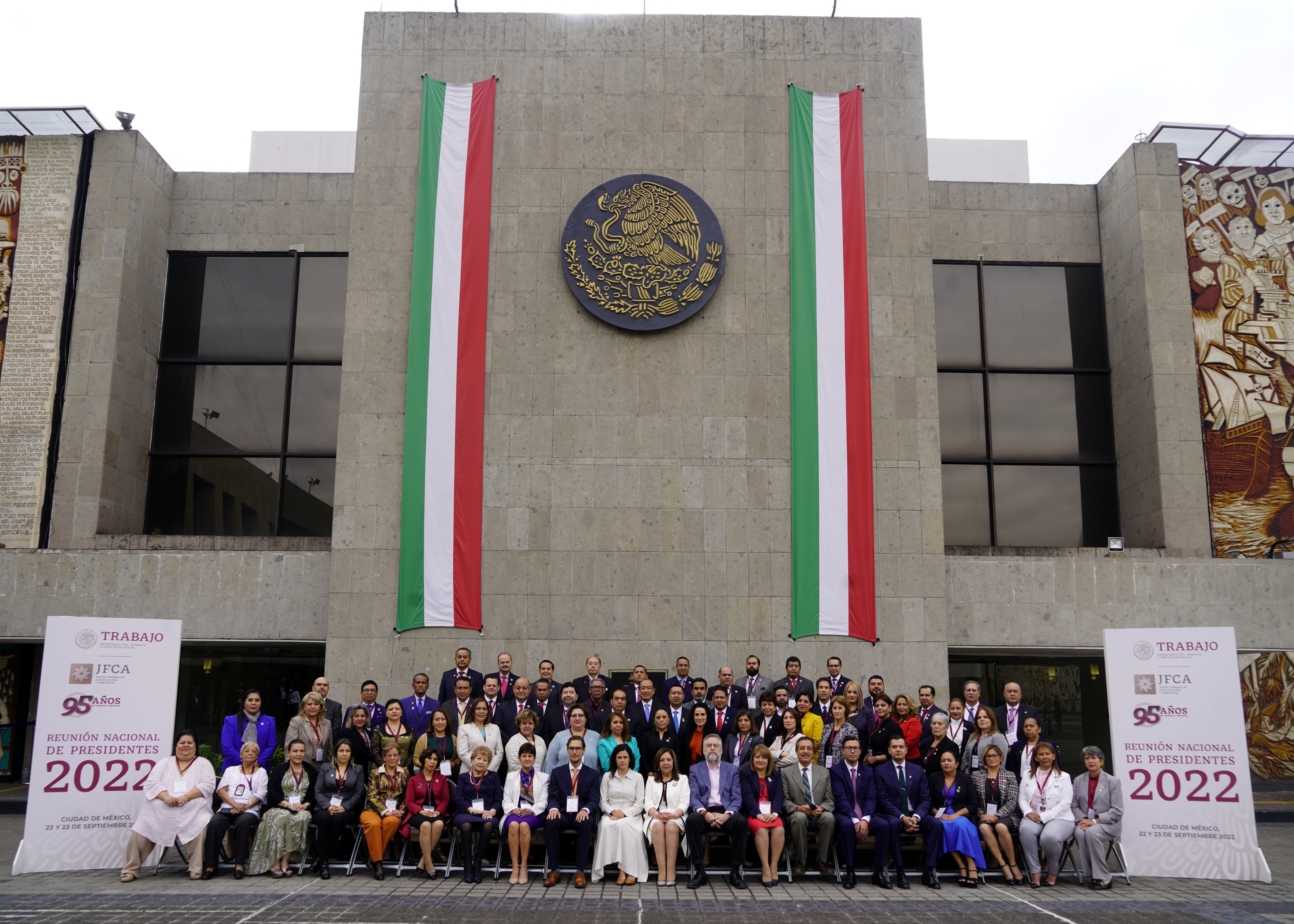 Las y los 66 Presidentas y Presidentes de Juntas Especiales participan en la toma de la fotografía oficial de la Reunión Nacional de Presidentes 2022 de la Junta Federal de Conciliación y Arbitraje. 