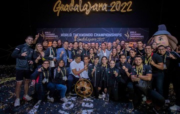 Delegación mexicana festeja el histórico campeonato obtenido en Guadalajara 2022. CONADE
