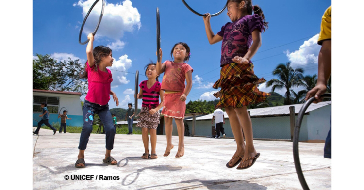 Niñas juegan en su pueblo. Chiapas.