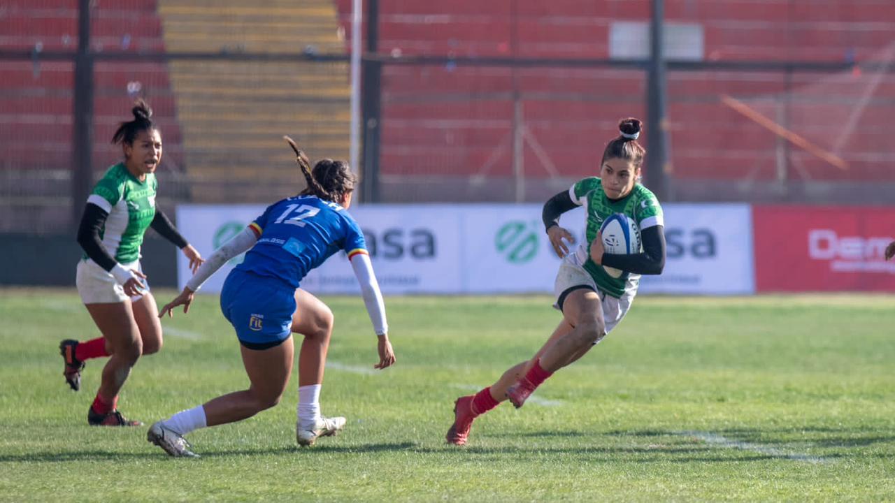 Alessandra Bender corre con el ovoide durante un juego de rugby con la selección mexicana. Cortesía
