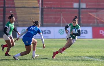 Alessandra Bender corre con el ovoide durante un juego de rugby con la selección mexicana. Cortesía
