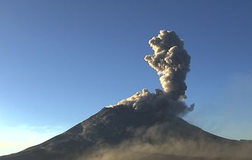 En las últimas 24 horas, mediante los sistemas de monitoreo del volcán Popocatépetl, se detectaron 77 exhalaciones, 52 minutos de tremor y dos sismos volcanotectónicos.
