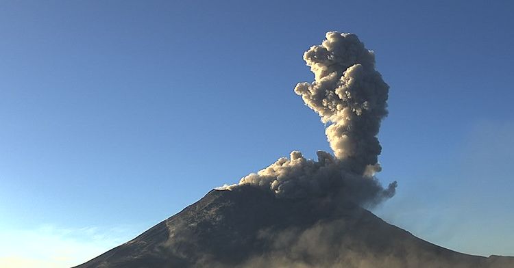 En las últimas 24 horas, mediante los sistemas de monitoreo del volcán Popocatépetl, se detectaron 77 exhalaciones, 52 minutos de tremor y dos sismos volcanotectónicos.