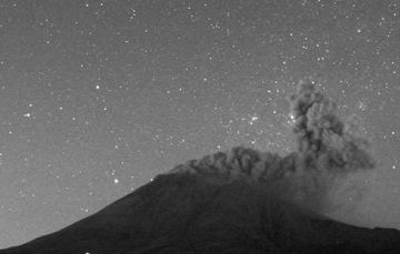 En las últimas 24 horas, mediante los sistemas de monitoreo del volcán Popocatépetl, se detectaron 38 exhalaciones acompañadas de vapor de agua, gases volcánicos y en algunas ocasiones con ceniza.