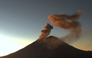 En las últimas 24 horas, mediante los sistemas de monitoreo del volcán Popocatépetl, se detectaron 217 exhalaciones acompañadas de vapor de agua, gases volcánicos y en algunas ocasiones bajas cantidades de ceniza.