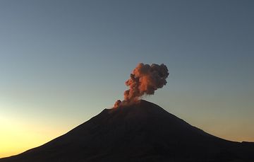 En las últimas 24 horas, mediante los sistemas de monitoreo del volcán Popocatépetl, se detectaron 130 exhalaciones.