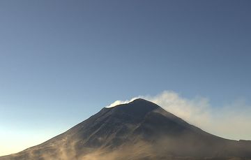 En las últimas 24 horas, mediante los sistemas de monitoreo del volcán Popocatépetl, se detectaron 163 exhalaciones acompañadas de vapor de agua, gases volcánicos y ligeras cantidades de ceniza. Adicionalmente, se registraron 46 minutos de tremor.