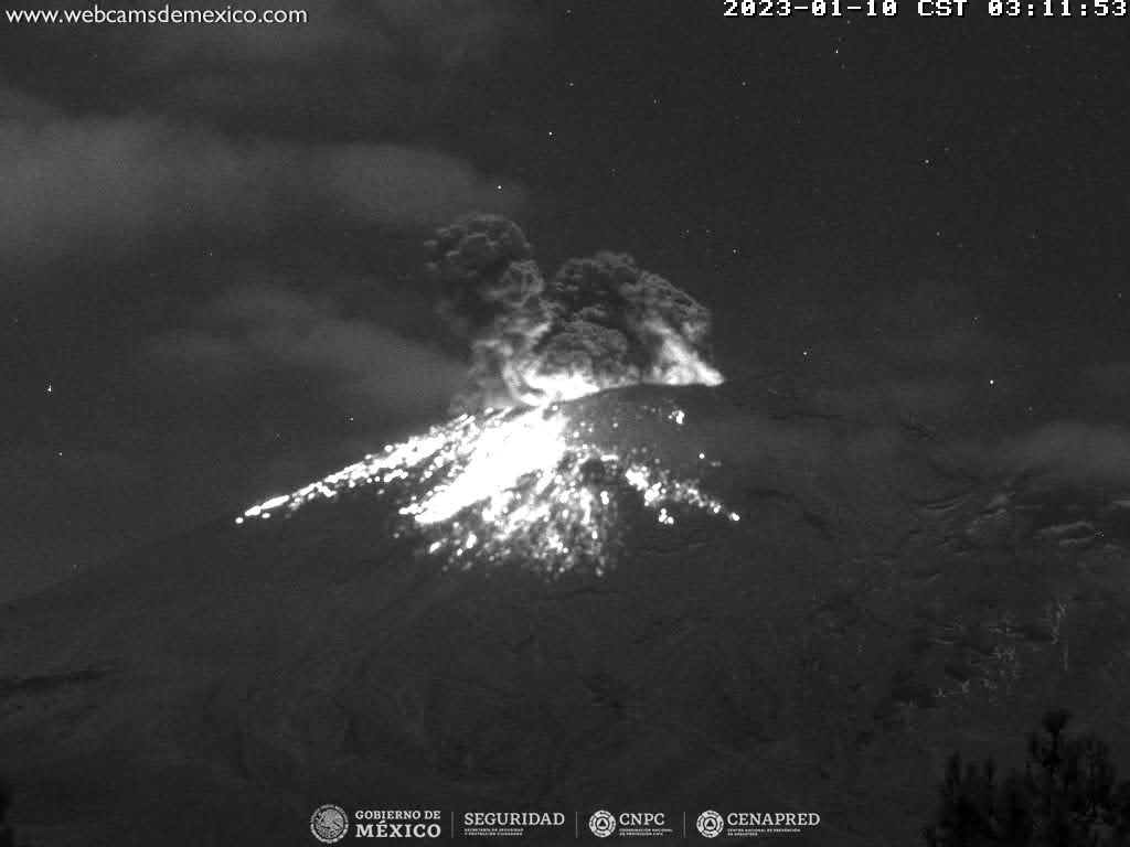 En las últimas 24 horas, mediante los sistemas de monitoreo del volcán Popocatépetl, se detectaron 99 exhalaciones acompañadas de vapor de agua, gases volcánicos y ceniza, así como cuatro explosiones menores.