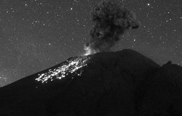 En las últimas 24 horas, mediante los sistemas de monitoreo del volcán Popocatépetl, se detectaron 117 exhalaciones, 344 minutos de tremor, 3 explosiones menores y un sismo volcanotectónico.