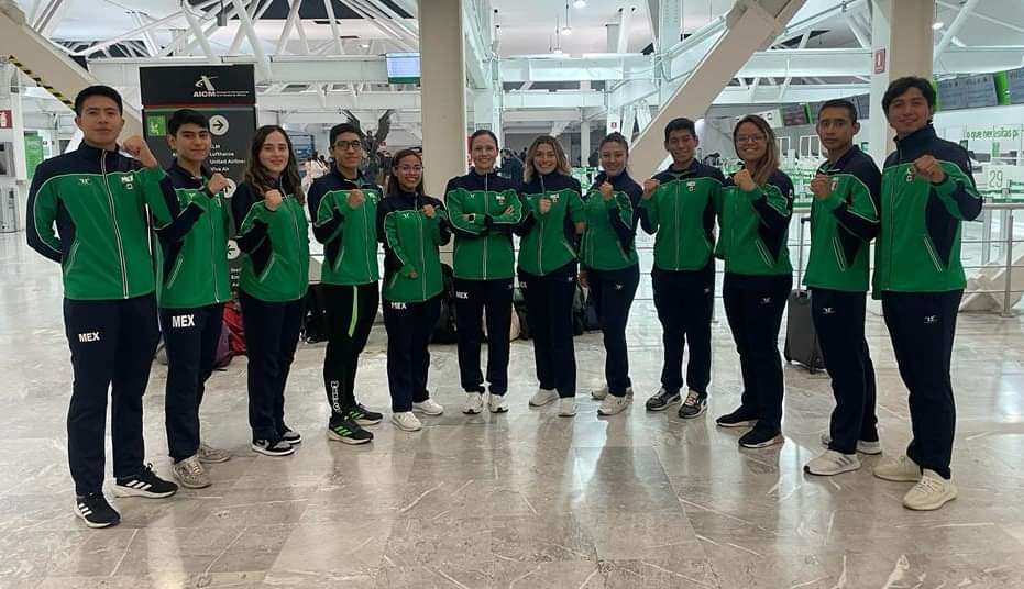 Selección mexicana de para taekwondo en el aeropuerto. CONADE