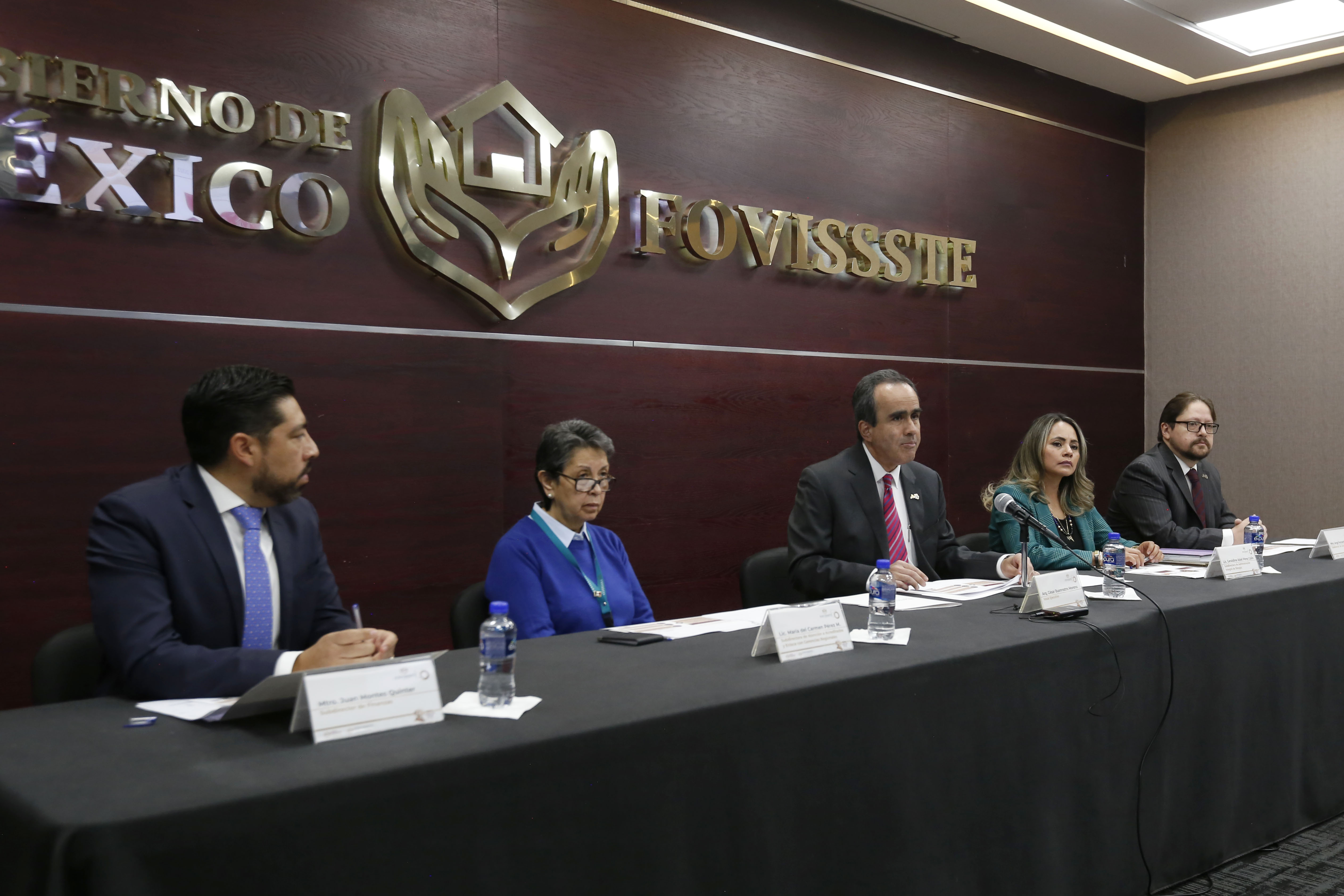 El vocal ejecutivo del Fovissste, César Buenrostro Moreno, en conferencia de prensa.