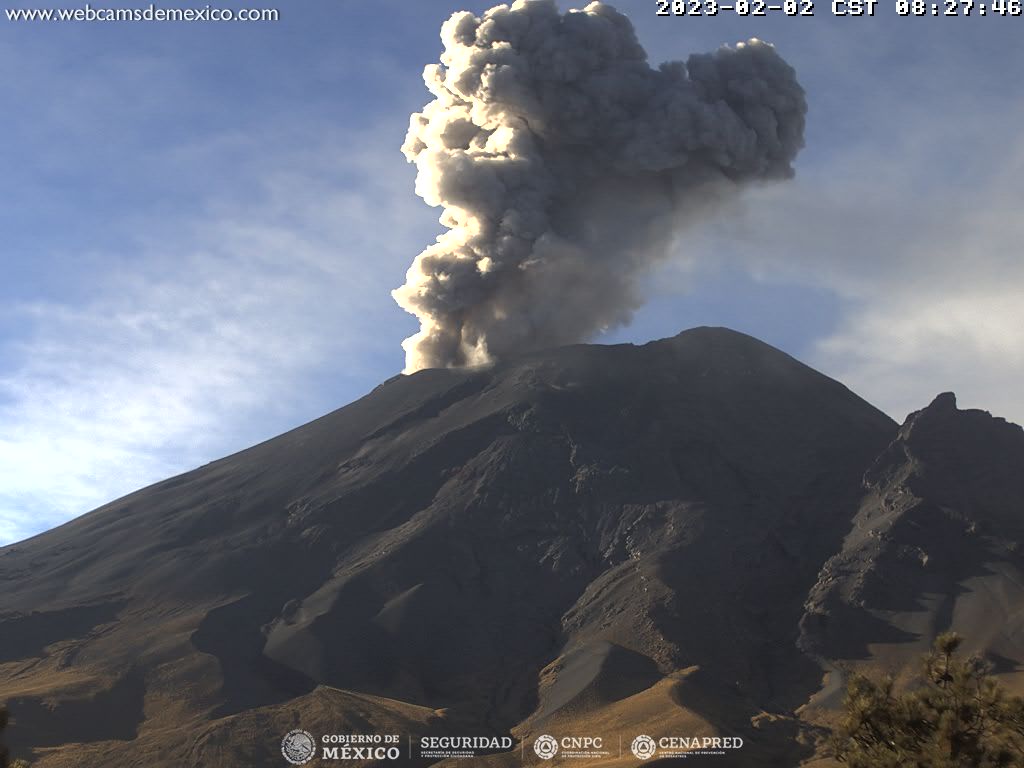 En las últimas 24 horas, mediante los sistemas de monitoreo del volcán Popocatépetl, se detectaron 165 exhalaciones acompañadas de vapor de agua, otros gases volcánicos y ceniza, así como dos explosiones moderadas y tres sismos volcanotectónicos.