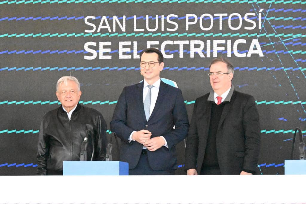 En San Luis Potosí, el canciller promueve la transición de la industria automotriz de México hacia la electromovilidad