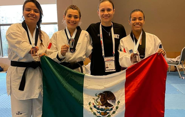 (Izq. a der.) Fernanda Vargas (bronce), Jessica García (oro), entrenadora Jannet Alegría y Claudia Romero, (bronce). Foto: FMTKD
