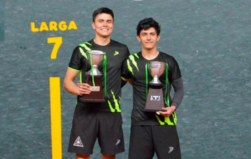 Isaac Cruz (izq.) y Jorge Olvera (der.) ganadores del XXI Torneo Internacional de Frontenis de 1ra Fuerza que se realizó en la Ciudad de México. Cortesía

