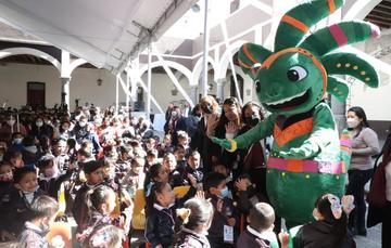 Meztli, personaje elaborado por niñas, niños y adolescentes que participaron en el diseño de la Consulta, saludó a los asistentes. 

