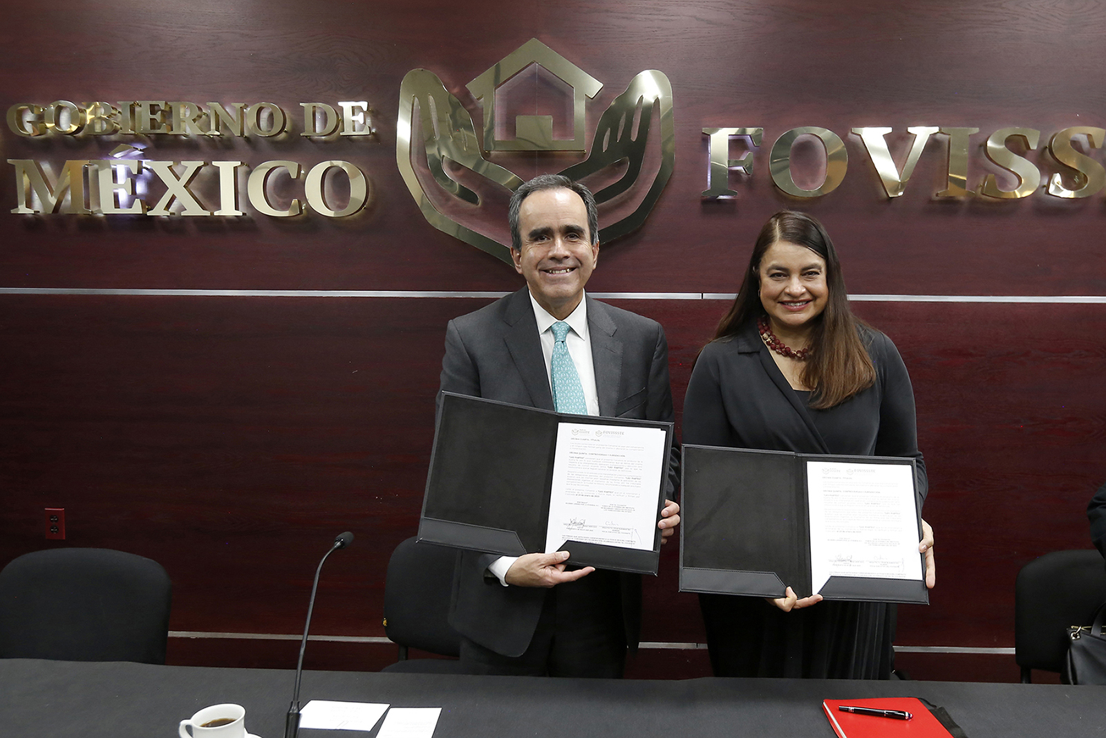 El vocal ejecutivo de Fovissste, César Buenrostro Moreno, y la presidenta de Muliv, Bertha Lozano Mercado Asevo
