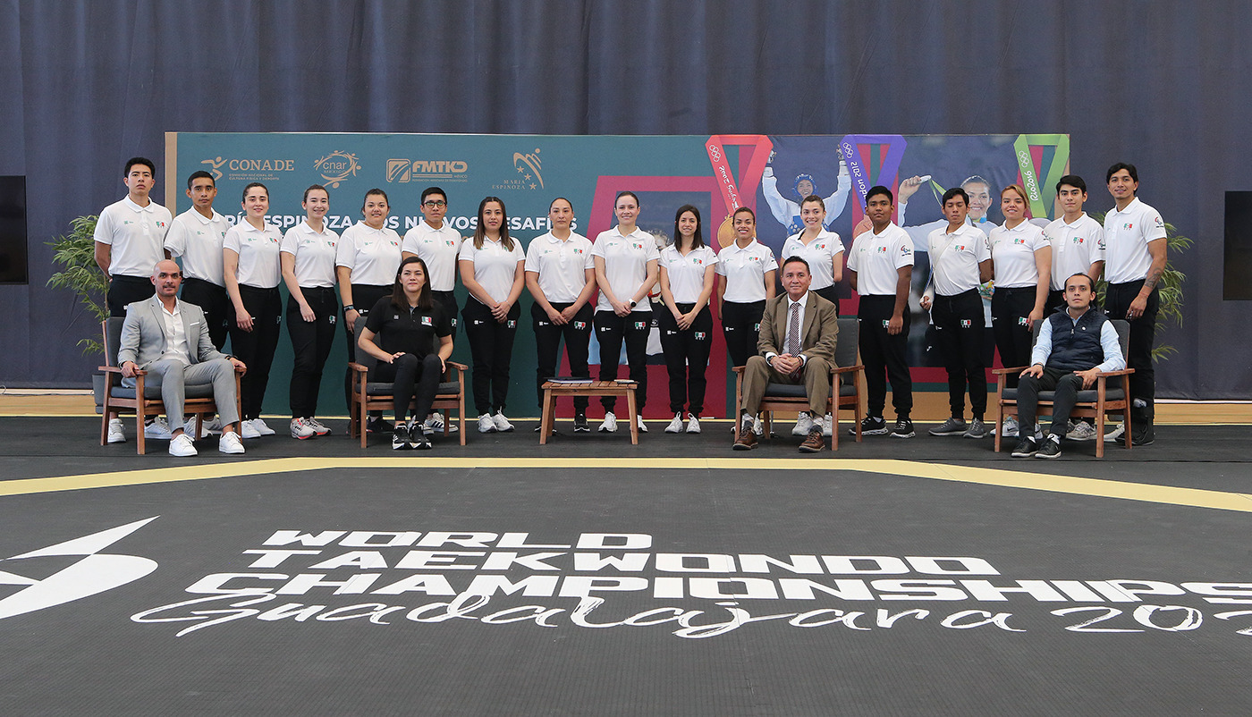 María del Rosario Espinoza en la fotografía oficial con la selección mexicana de para taekwondo y las autoridades del CNAR, la Federación de la especialidad y COPAME. CONADE
