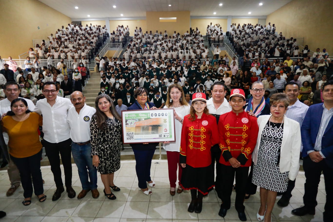 Fotografía grupal de las autoridades que develaron el billete de las Escuelas Beneméritas de Morelos