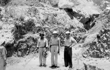 Personal de la Comisión Nacional de Energía Nuclear a las afueras del túnel número 2 de la mina El Muerto, Oaxaca, 1957, AGN, México Contemporáneo, Administración Pública Federal, Uranio Mexicano (URAMEX), caja 119.