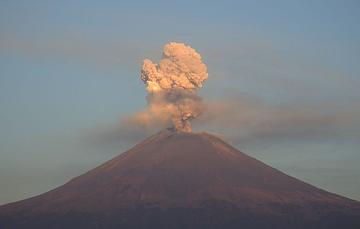 Durante las últimas 24 horas, mediante los sistemas de monitoreo del volcán Popocatépetl, se detectaron 236 exhalaciones